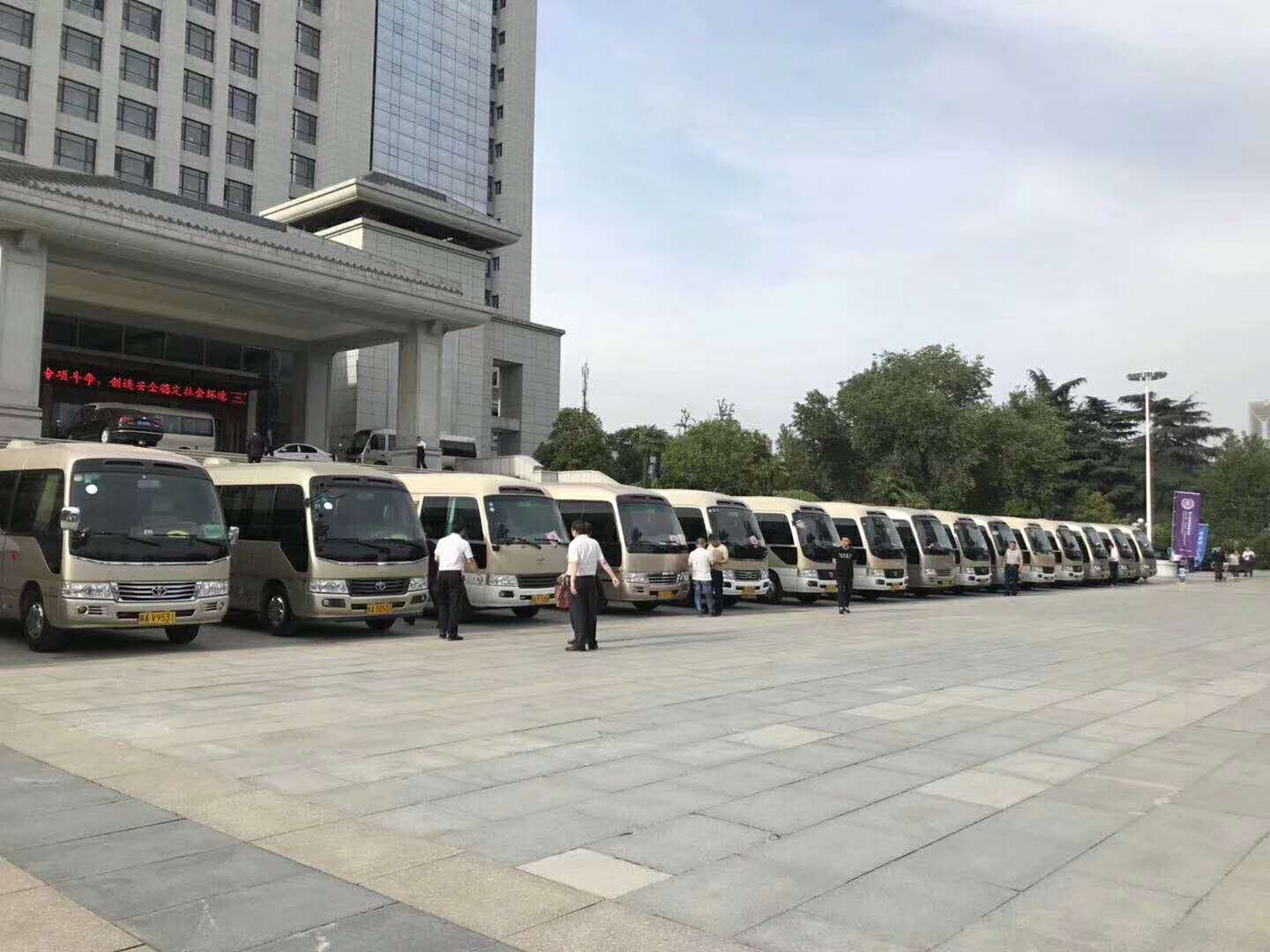 西安中巴考斯特车队16-19-23座车西安租中巴车西安旅游包车