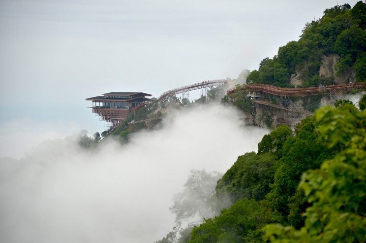 少华山玻璃栈道是西北地区第一条双向悬空的玻璃栈道,其以奇难险峻而著称。